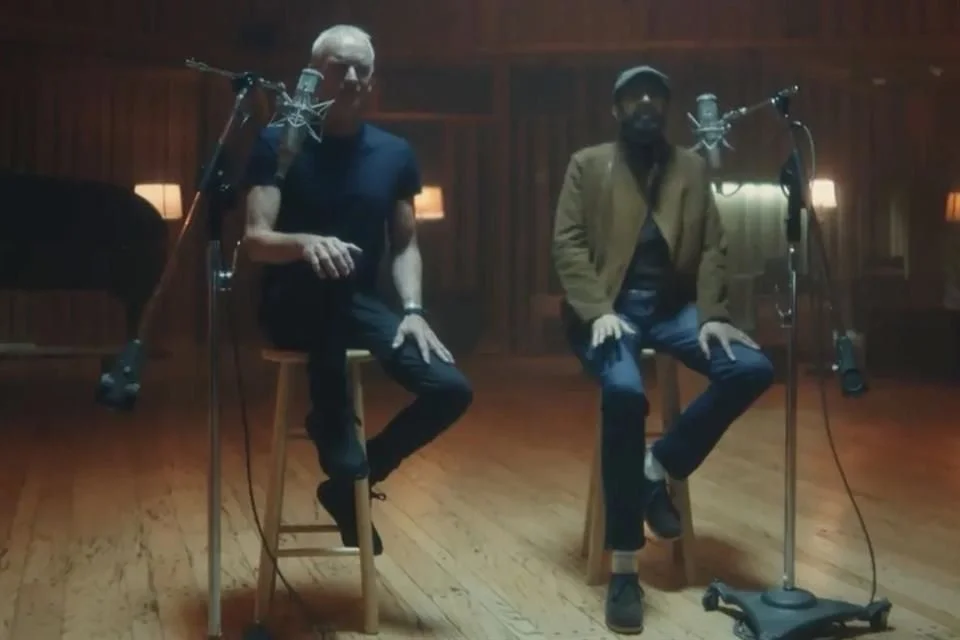 Sting y Juan Luis Guerra unen talentos para una nueva versión de un tema icónico.