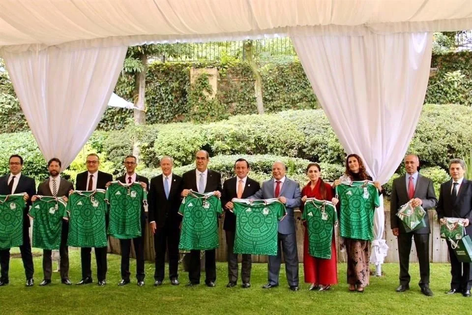 Arriola se reúne con embajadores de países árabes.