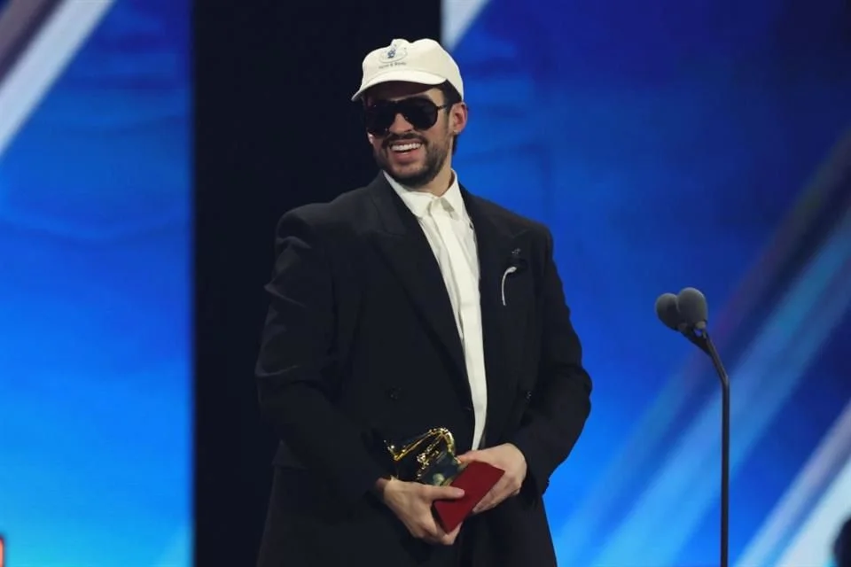 Benito triunfa en los Latin Grammy 2025 con cinco premios.