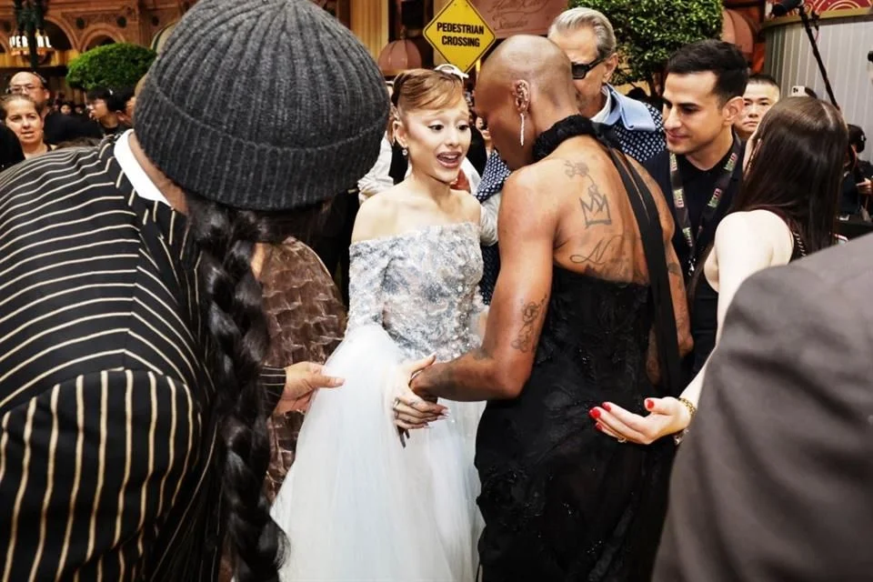 Detenida por atacar a Ariana Grande en Singapur: enfrenta proceso legal.