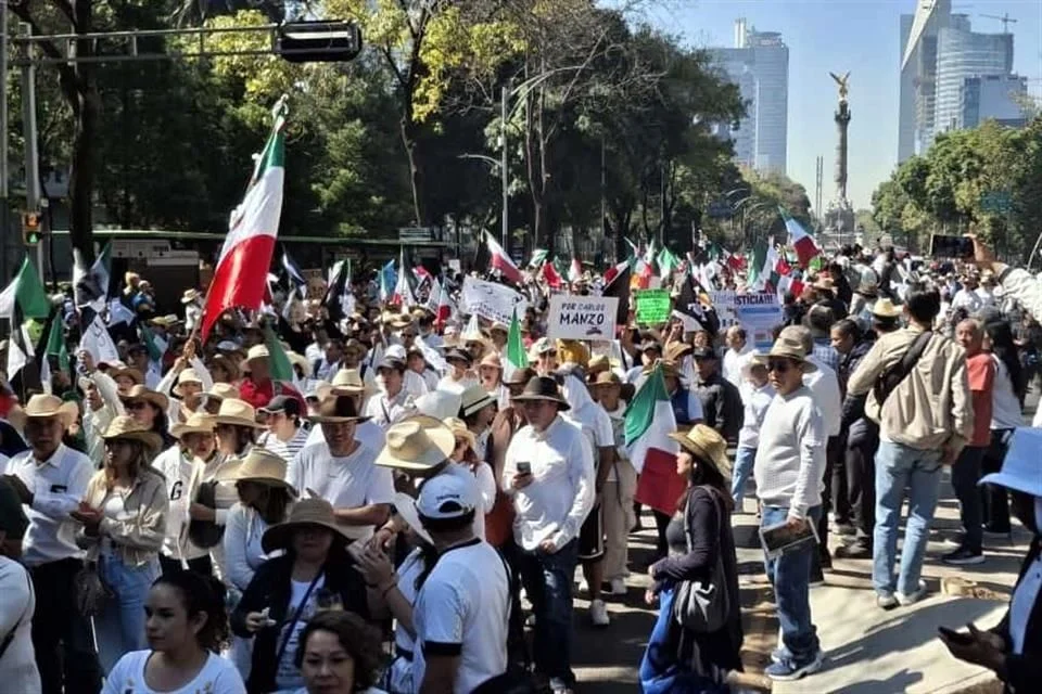 Capitalinos y juventud en el Zócalo