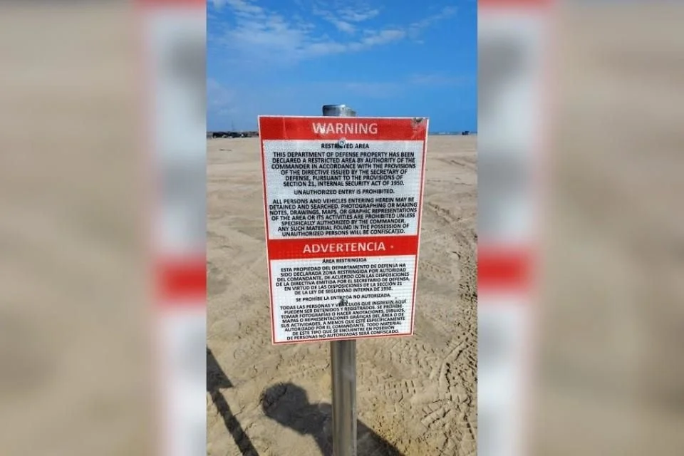 Retiran de la playa letreros colocados por visitantes estadounidenses.