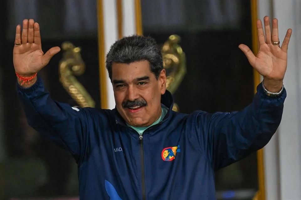 “Maduro comparte con estudiantes que Venezuela busca la paz”.