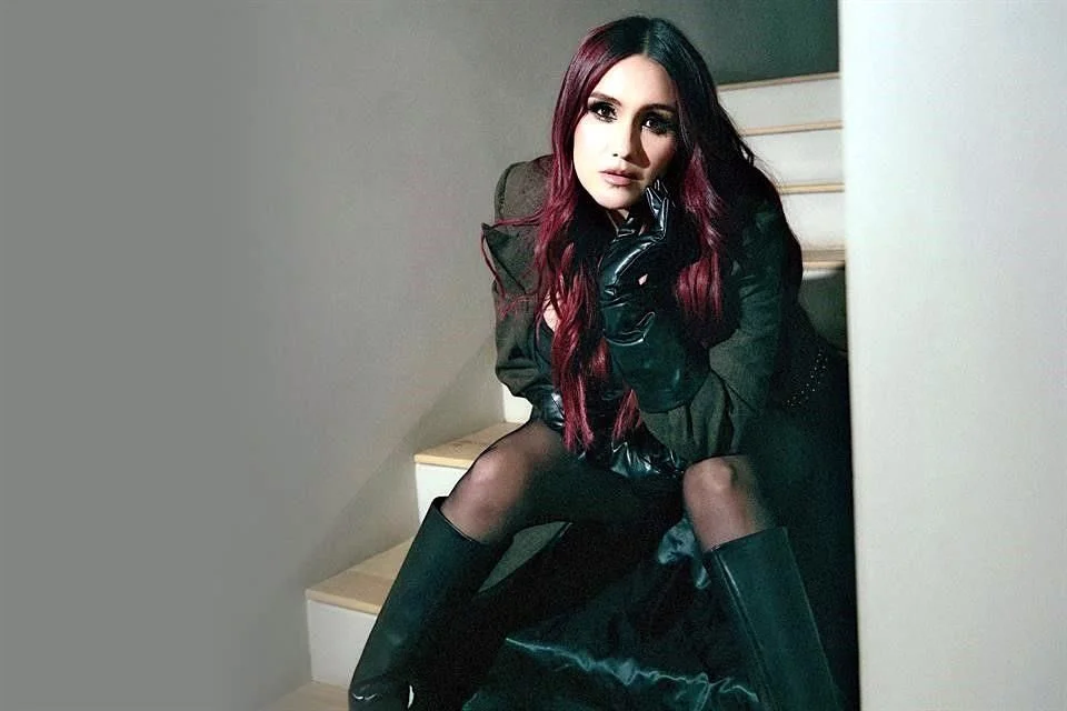 Dulce María consulta su calendario.