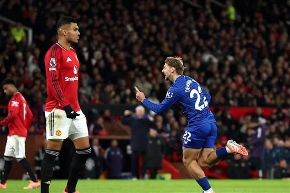 El Everton se defiende de una expulsión inusual y vence al Manchester United.