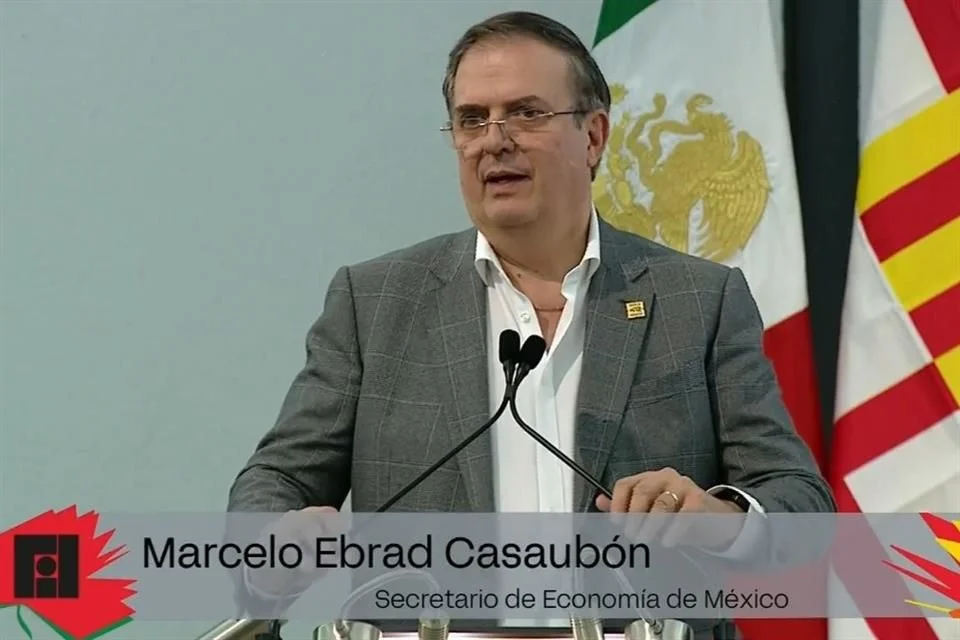 Marcelo Ebrard reconoce la Feria Internacional del Libro con un premio.