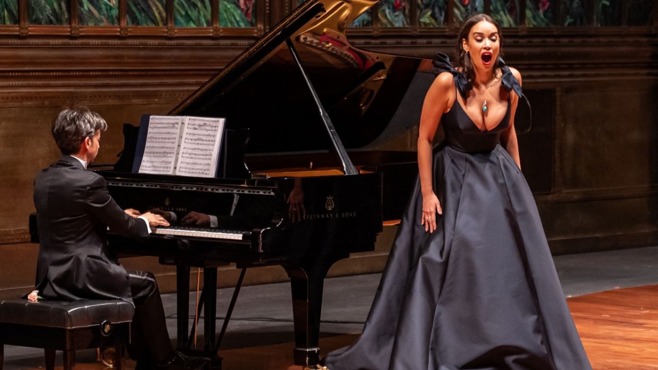 La voz de Sierra cautiva el Palacio de Bellas Artes