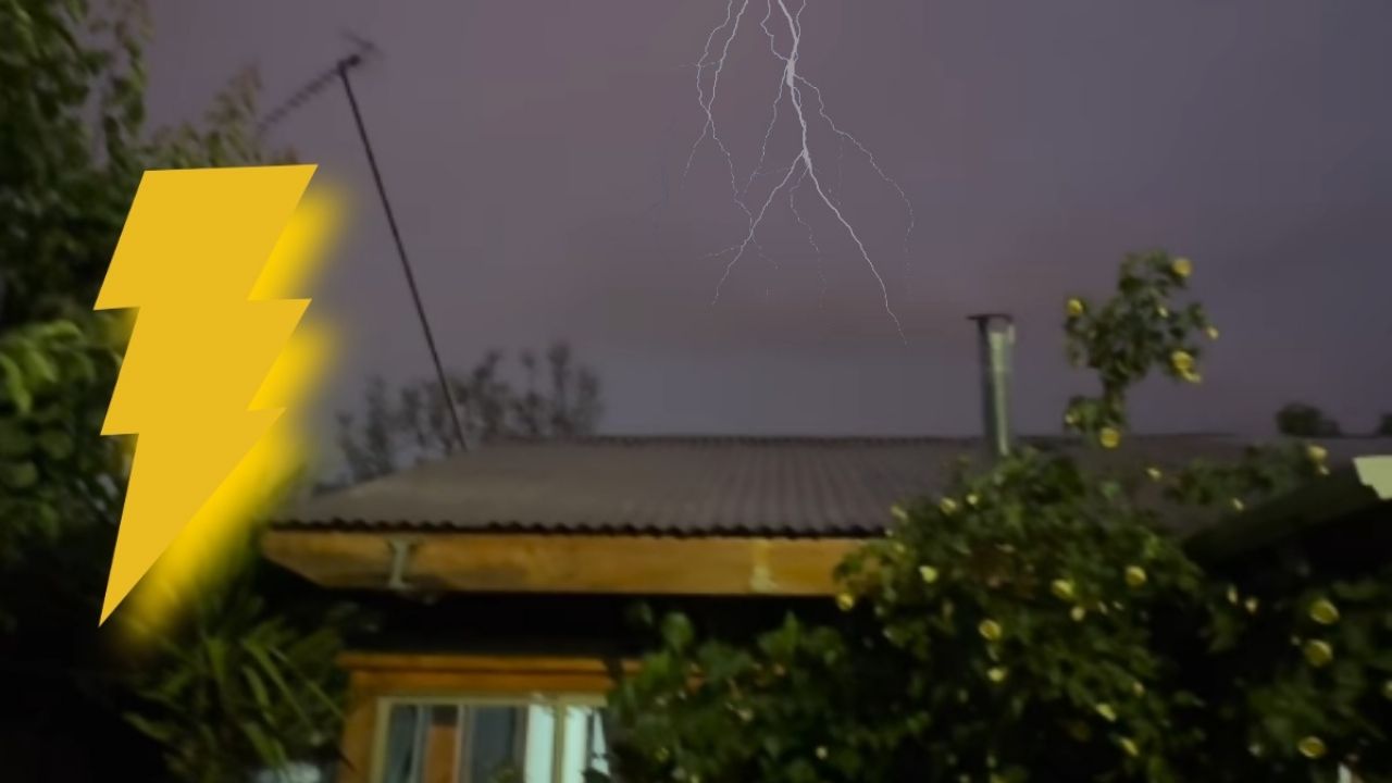 Padre e hija replican el grito de “Shazam” en un video viral que conjura un rayo.
