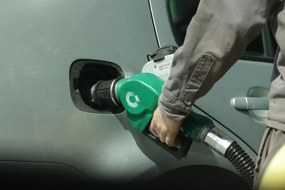 Impuesto a la gasolina: Estabilidad de precios garantizada por Ministerios de Hacienda y Energía.