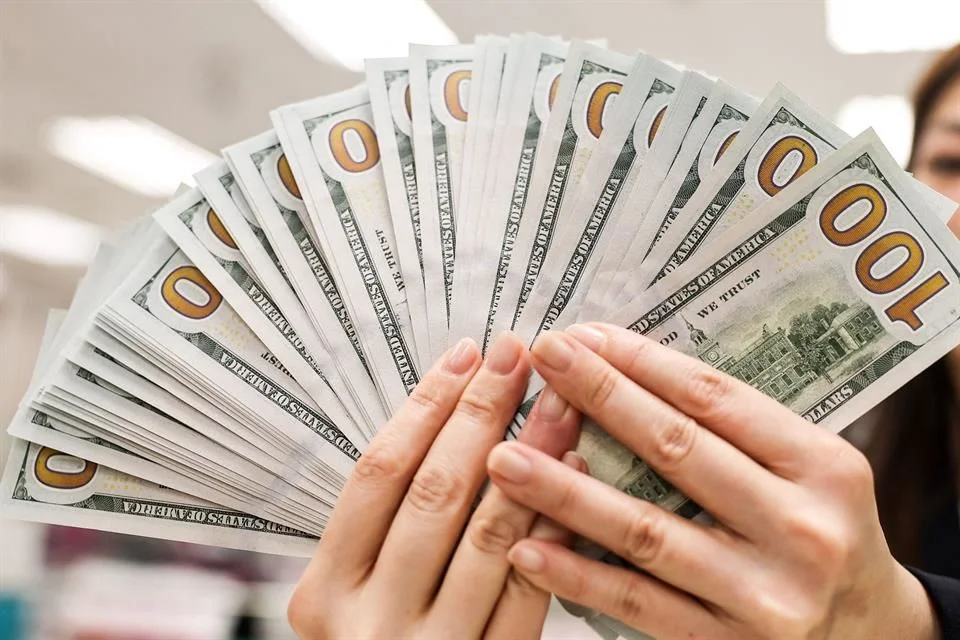 Dólar por debajo de los .00