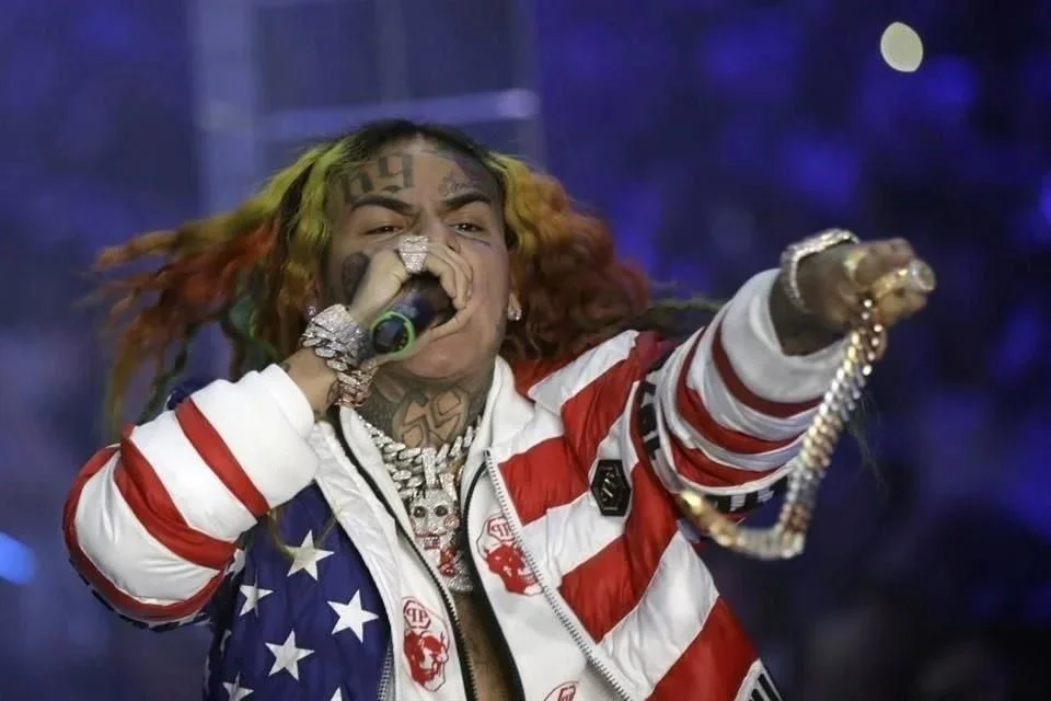 Tekashi 6ix9ine es recluido nuevamente por violar los términos de su libertad condicional.