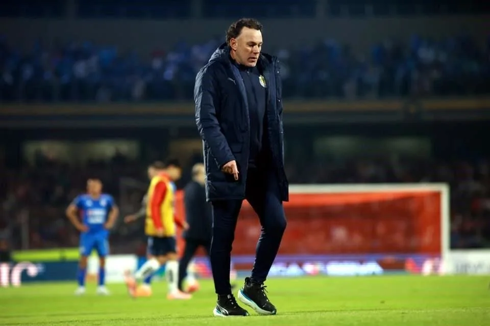 Defensa de Milito hacia Chicharito tras fallar el penal