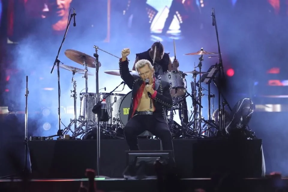 Billy Idol celebra 70 años en un show en la Ciudad de México a pesar de una lesión.
