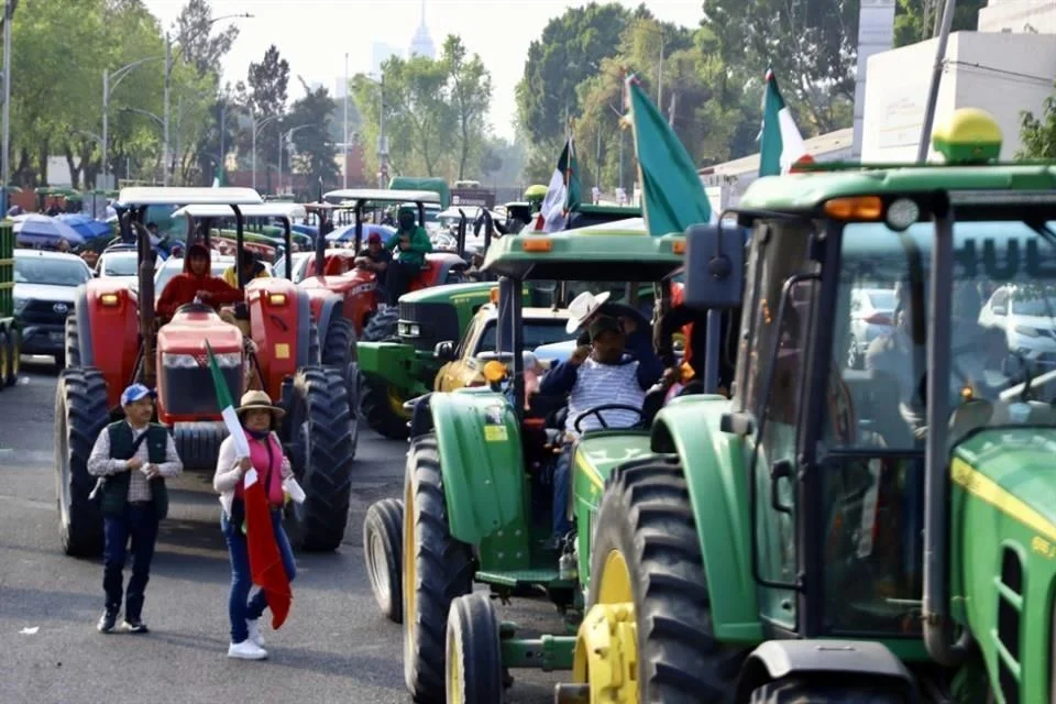 Manifestantes agrarios bloquean la entrada al Congreso con maquinaria agrícola.