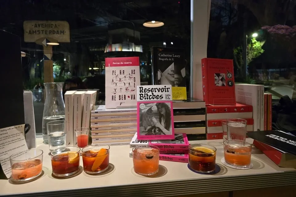 Dua Lipa confiesa su amor por los libros durante su visita a la CDMX.