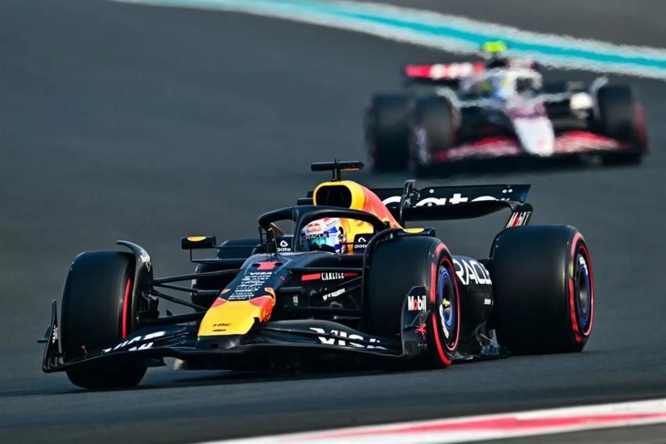 Verstappen conquista la pole en Abu Dabi, fortaleciendo su lucha por el título.