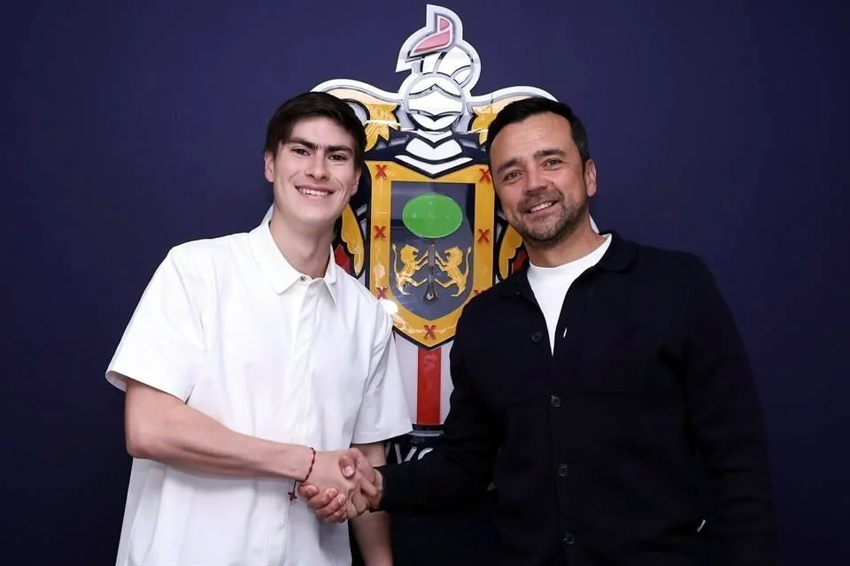 Chivas Guadalajara anuncia la renovación de los contratos de Tomás Medina y Jesús Molina.