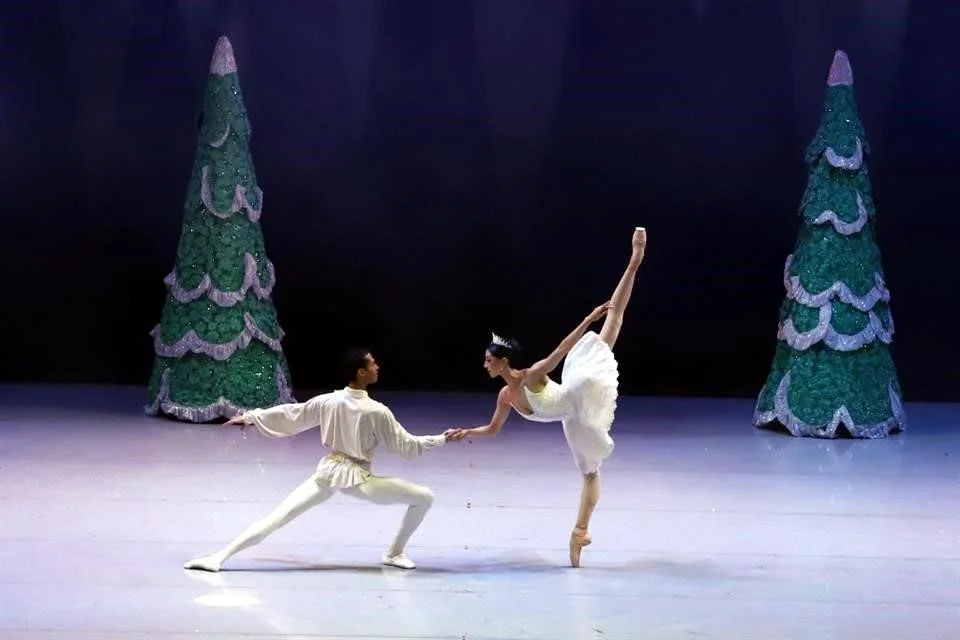 *   Navidad se engalana con la presentación de “El Cascanueces”.