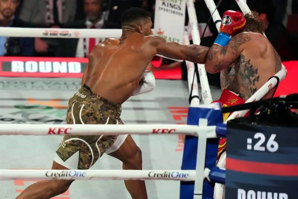 Joshua noquea a Jake Paul con un golpe de derecha devastador.