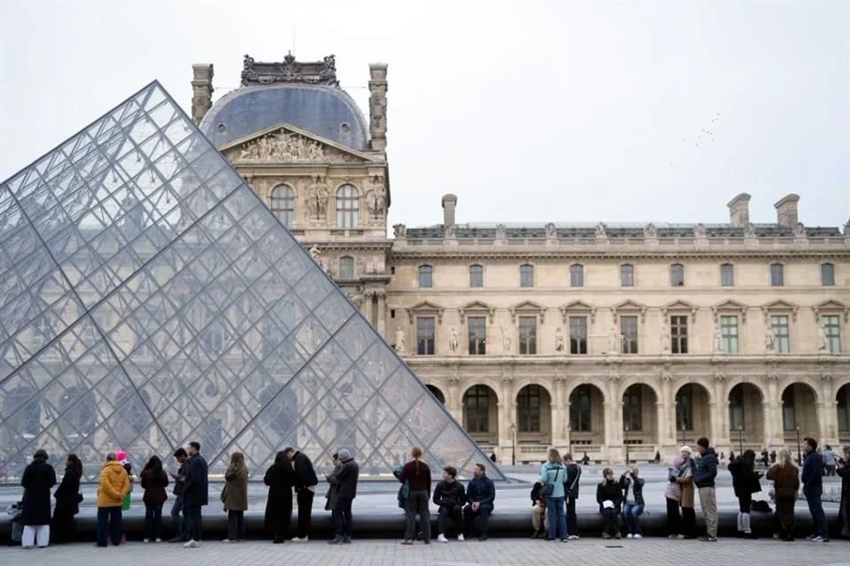 El Louvre vuelve a abrir después de la huelga.