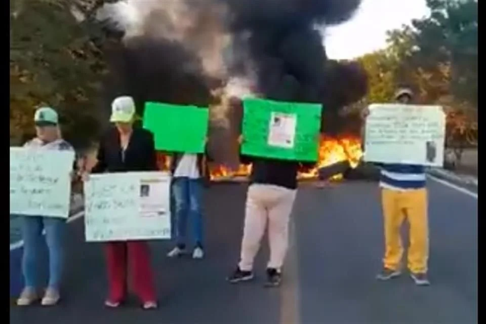Cierre de carretera en Buenavista, Michoacán, debido a denuncias de desapariciones.