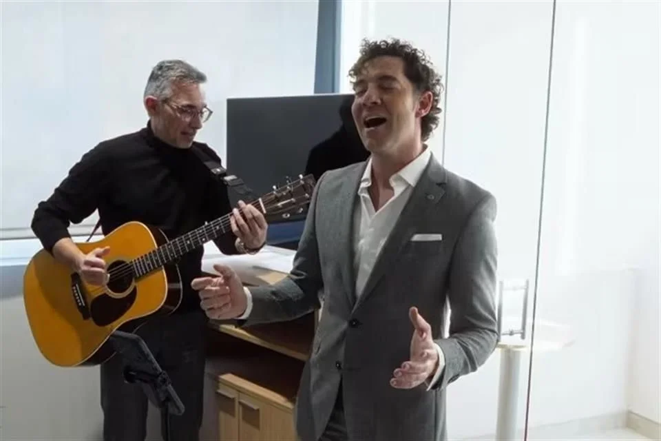 David Bisbal ofrece un concierto sorpresa de Navidad en un hospital.