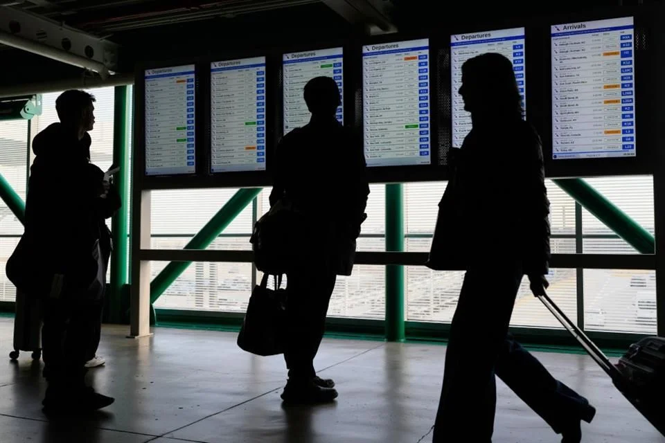 Cancelación masiva de vuelos en Nueva York por tormenta de nieve.