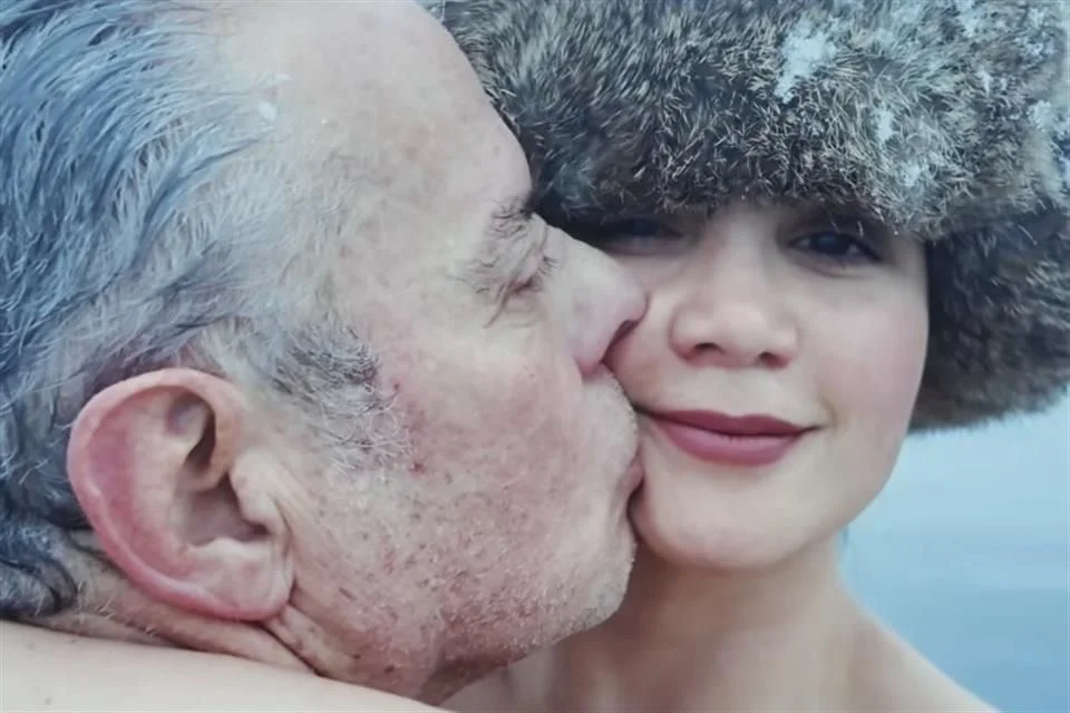 Pareja disfruta del invierno en Alaska.