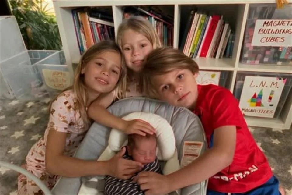 Enrique Iglesias comparte imagen de sus cuatro hijos.