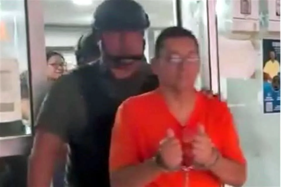 Periodista libre de acusaciones de terrorismo por encubrimiento.