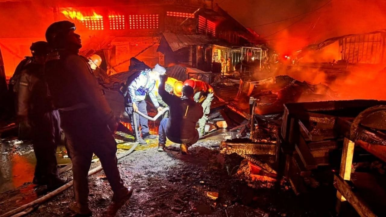 Incendio destruye comercios en feria hondureña