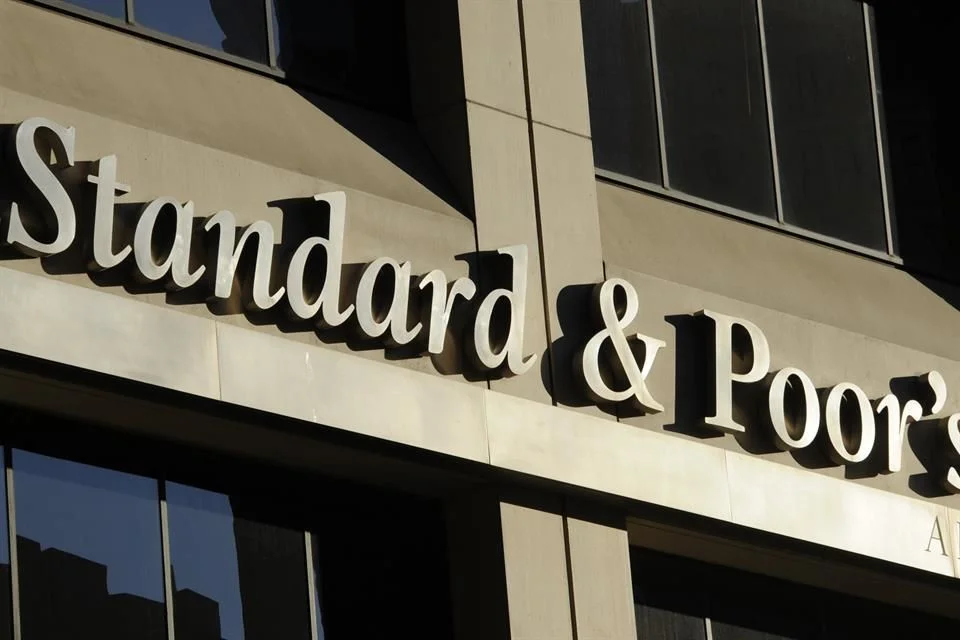 Deterioro de Pemex y mayor deuda amenazan la nota crediticia de México.