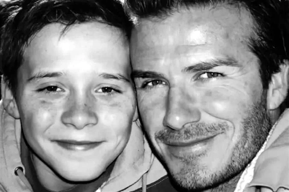 Beckham, ícono del fútbol, muestra a su hijo cómo hacerlo con una foto.