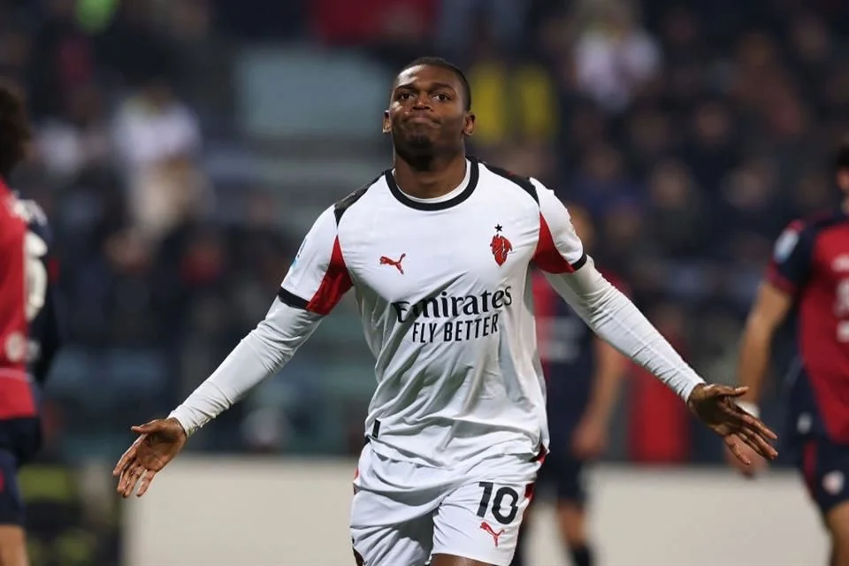 El liderazgo de Leao impulsa al Milan a la cumbre.