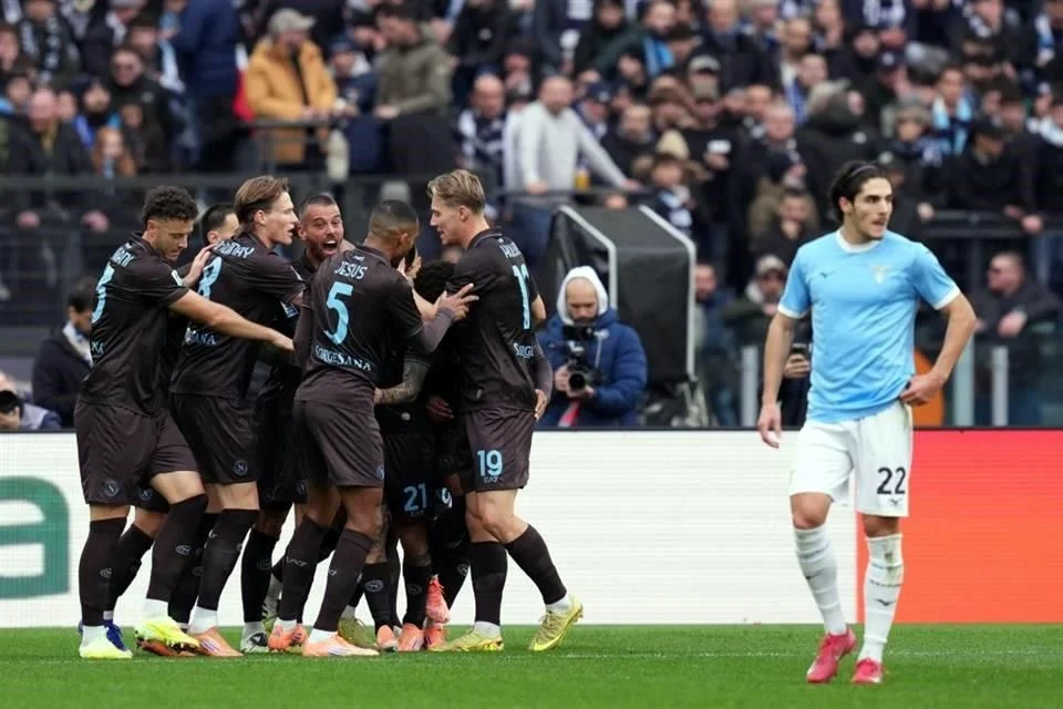 Napoli vence a Lazio y consolida su subliderato.