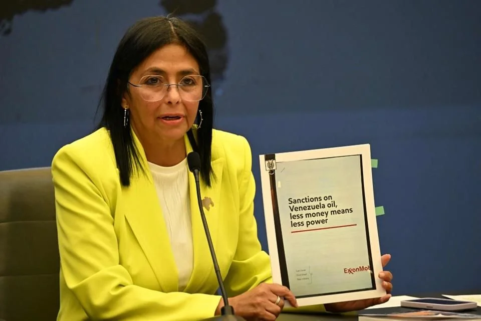 El mandatario estadounidense alerta a la jefa de Estado interina de Venezuela.