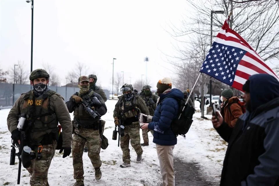 Oficial de inmigración efectúa disparos contra dos personas en Portland