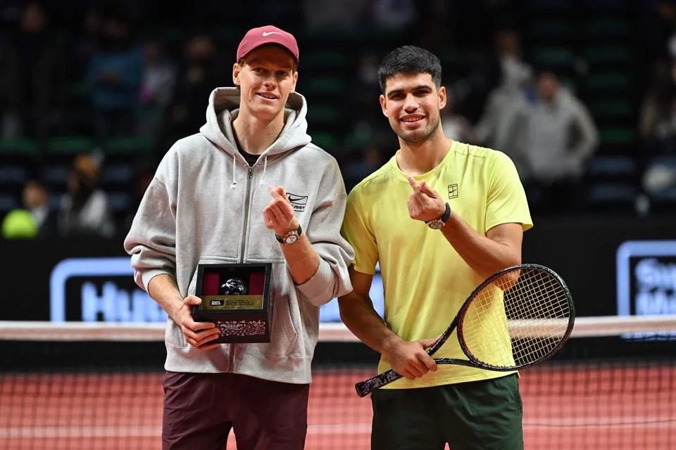 Alcaraz vence a Sinner en un encuentro no oficial en Corea.