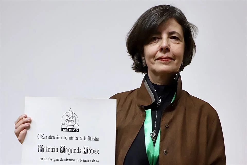 Lagarde expone sobre fotografía en la Academia de Artes.