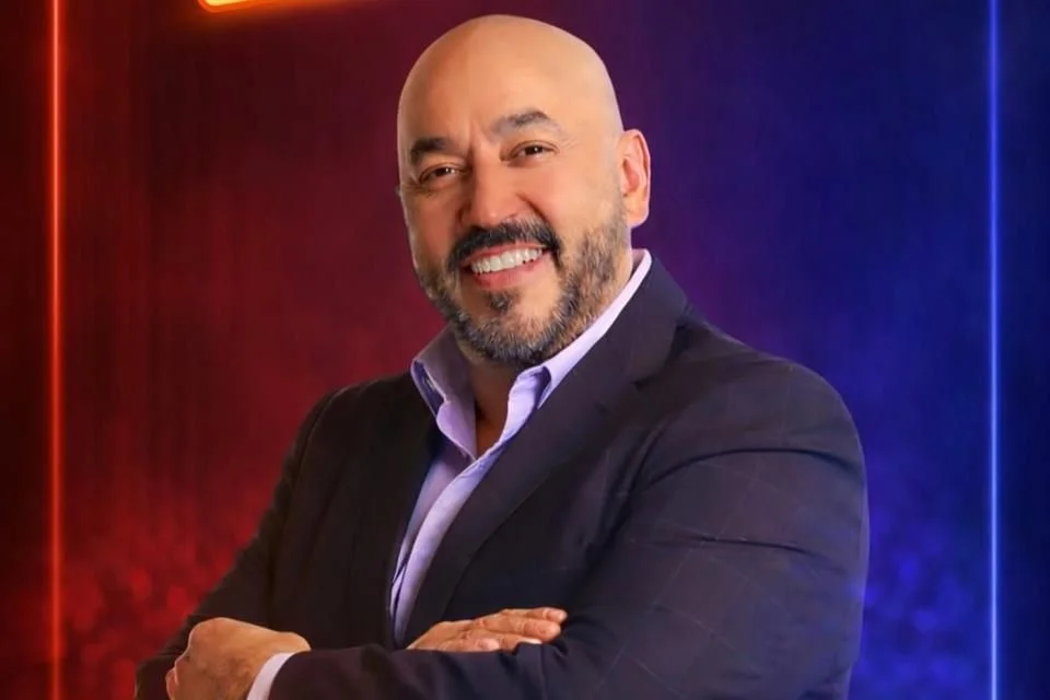 Lupillo Rivera, el árbitro del romance en ‘¿Apostarías por Mí?’.