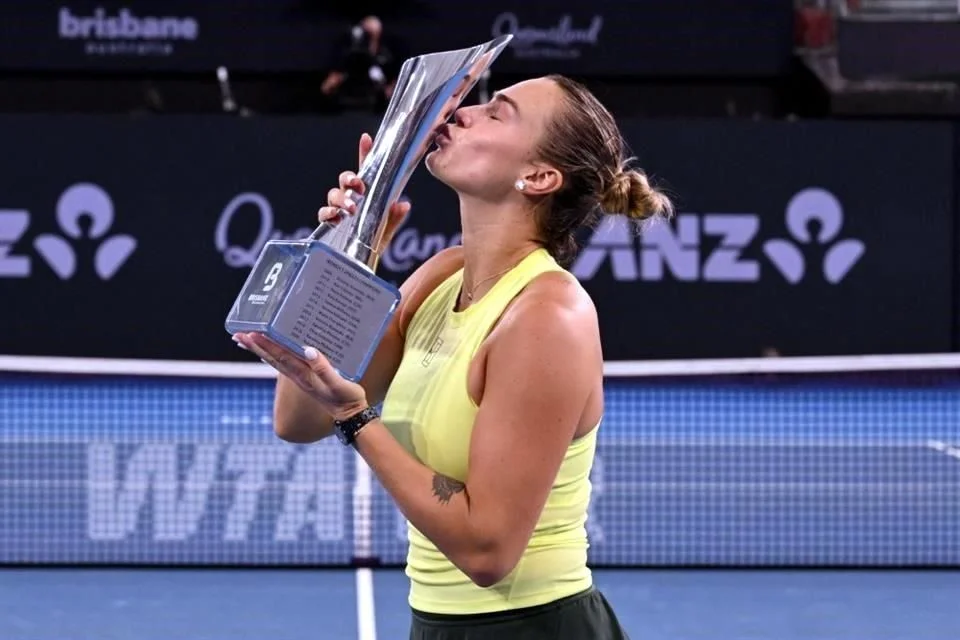 Sabalenka conquista el título de Brisbane tras superar a Kostyuk.
