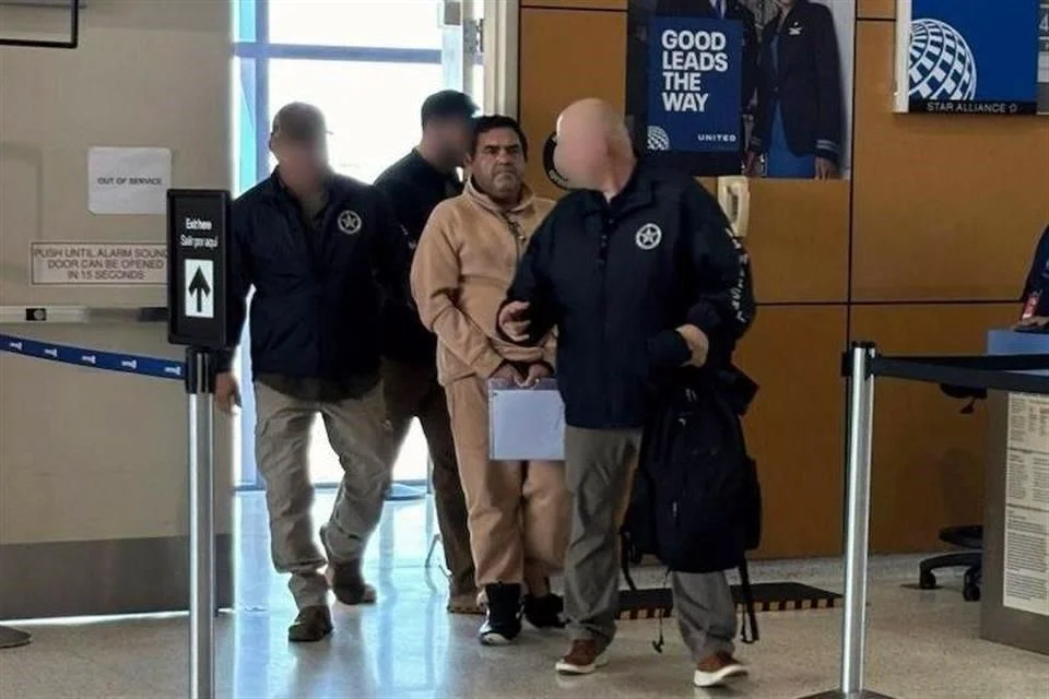 *   México Envía a Tres Presuntos Asesinos a EE.UU.
*   Terna de Acusados de Homicidio Entregada por México a EE.UU.
*   Extradición a EE.UU. de Tres Sospechosos de Homicidio desde México
*   Tres Individuos Solicitados por Homicidio en EE.UU. Fueron Extraditados por México
*   México Transfiere a Tres Personas a EE.UU. por Cargos de Homicidio