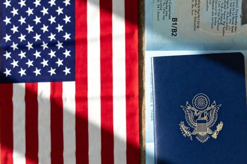 Estados Unidos paraliza la tramitación de visados de residencia para 74 naciones, entre ellas Brasil y Rusia.