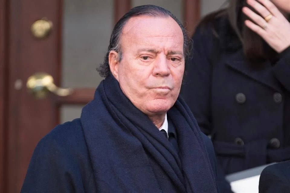 Mantengo la entereza para salvaguardar mi dignidad. — Julio Iglesias