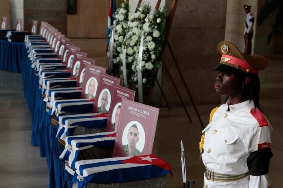 Cuba rinde homenaje a los soldados fallecidos durante el ataque de Estados Unidos.