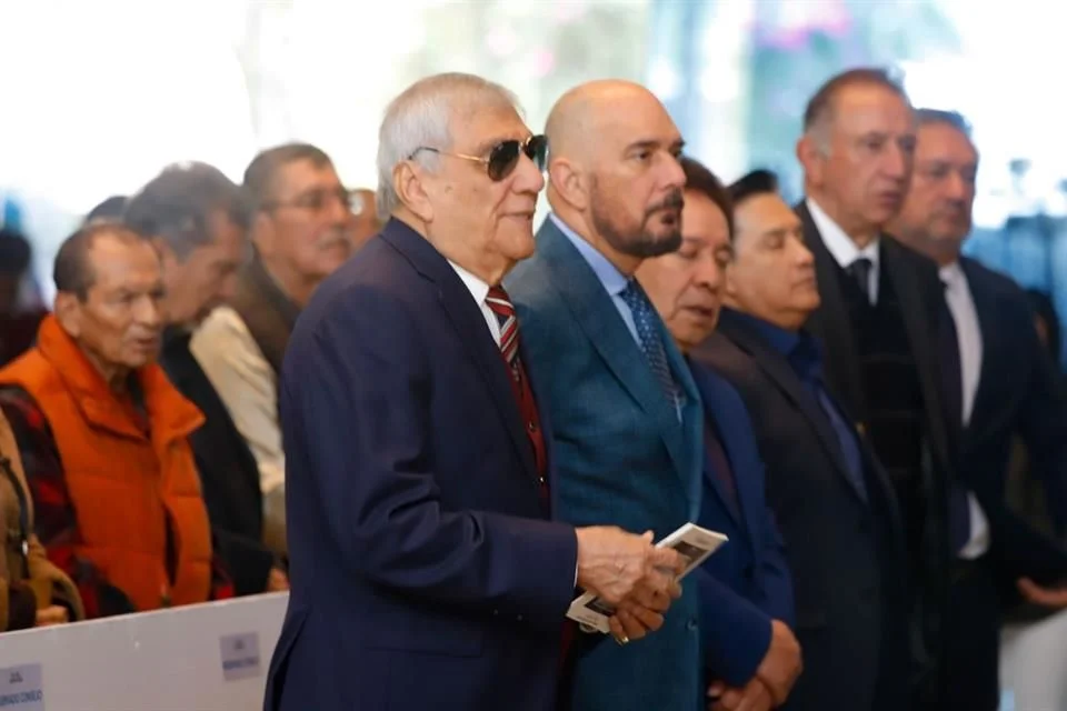 Escritores mexicanos exigen regulaciones para la inteligencia artificial.