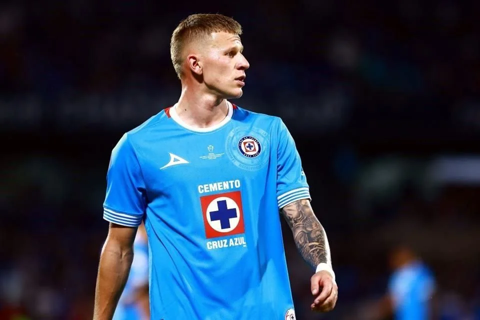 Cruz Azul negocia el pase de Bogusz al Dynamo