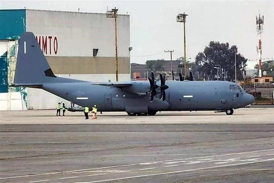 Aterriza avión militar de Estados Unidos en Toluca
