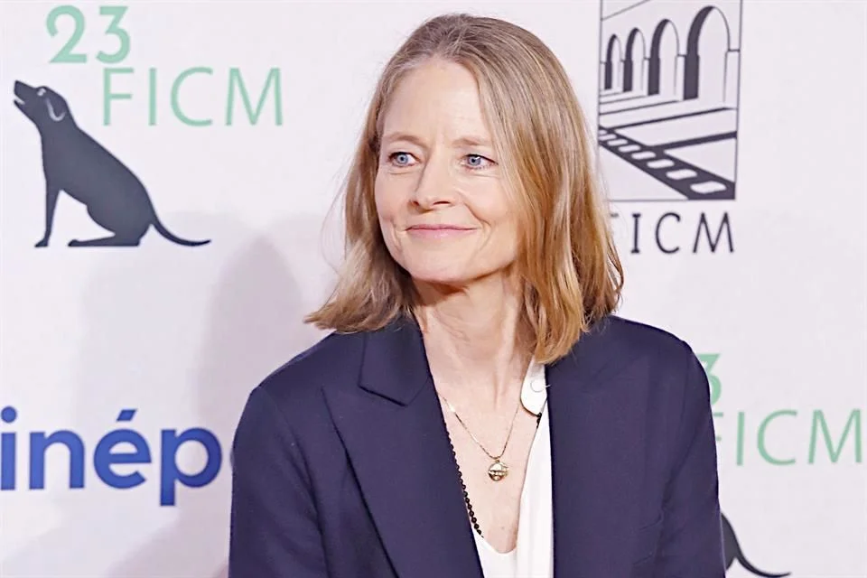 Jodie Foster encarna la esencia de París en su más reciente proyecto cinematográfico.
