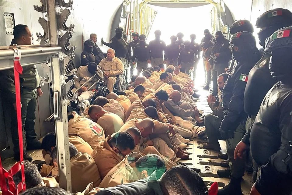 Entregan a 37 capos más a Estados Unidos.